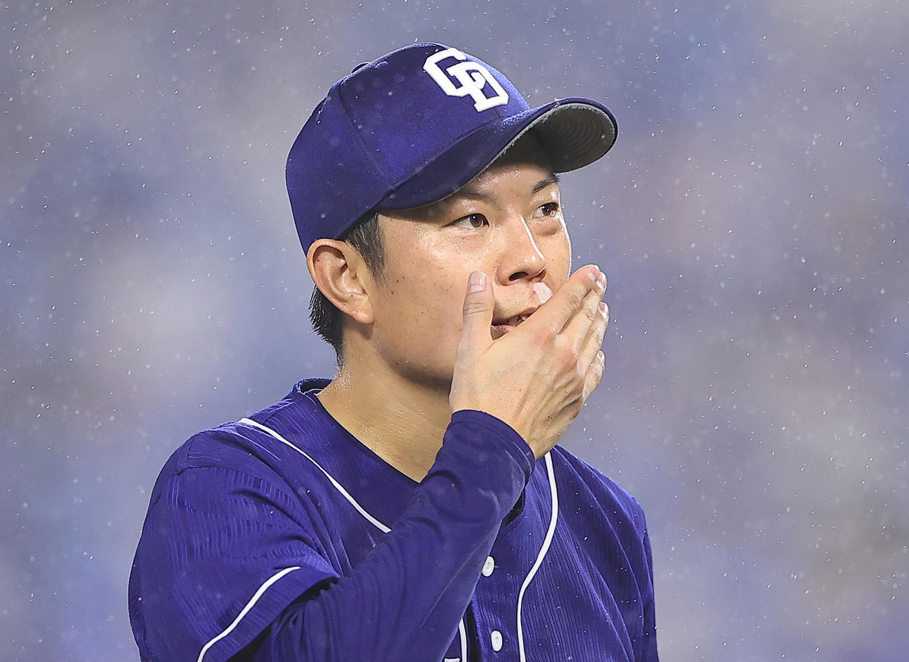 DeNA対中日　3回裏の登板を終え汗をぬぐう中日松葉（撮影・垰建太）