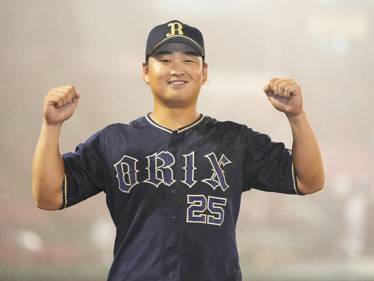 楽天対オリックス　9回表に2点適時二塁打を放ったオリックス西村はヒーローインタビュー後に笑顔で記念撮影（撮影・鈴木みどり）