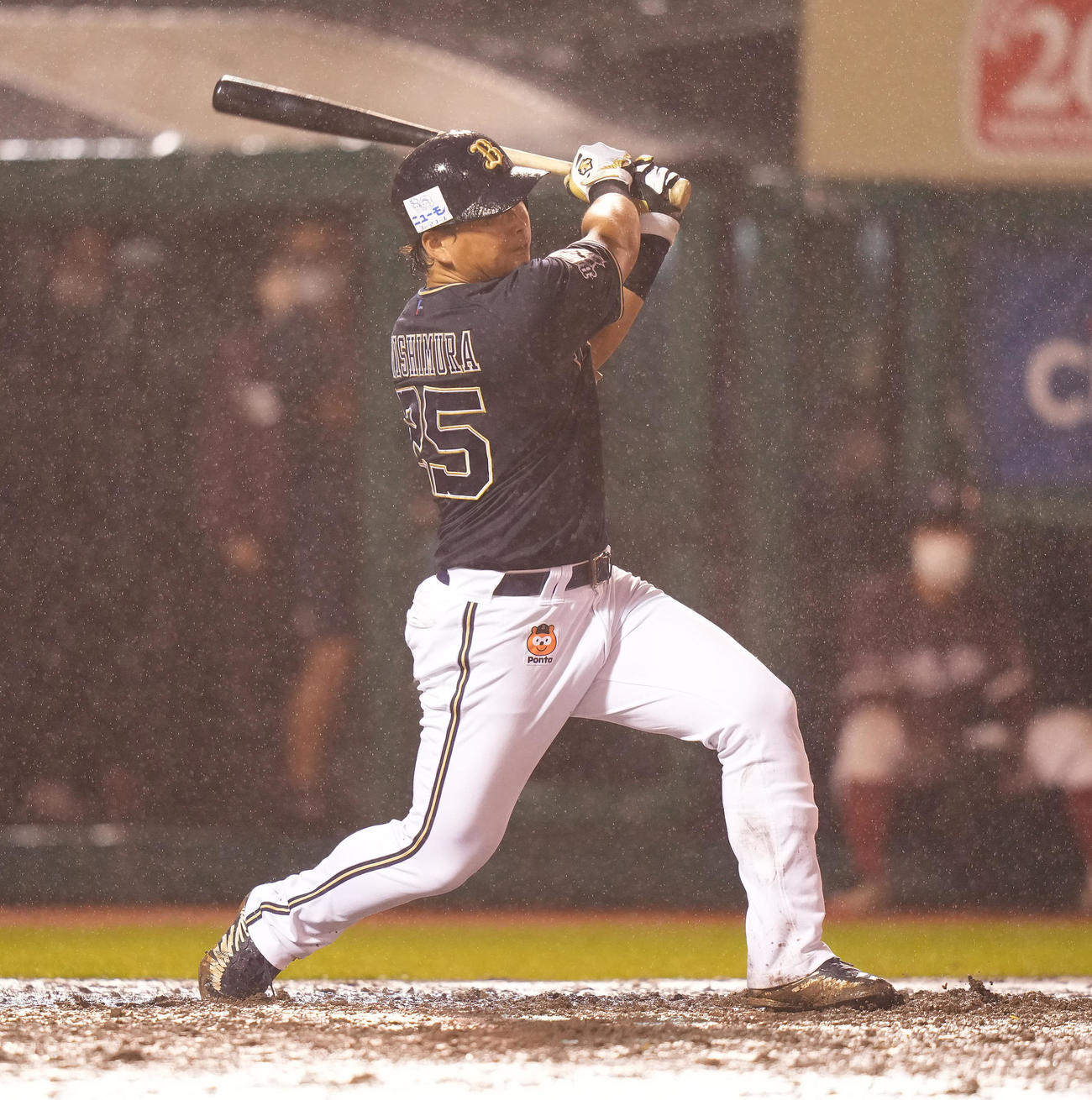 楽天対オリックス　9回表オリックス2死一、二塁、中2点適時二塁打を放つ西村（撮影・鈴木みどり）