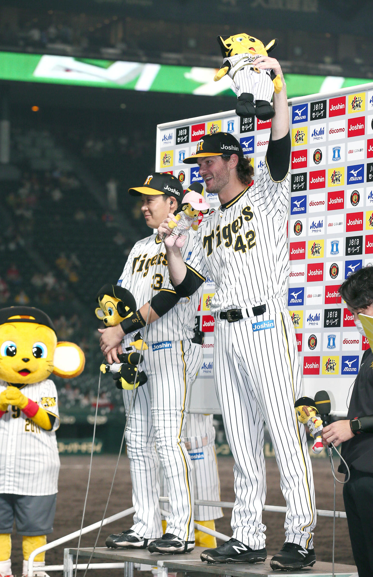 阪神対広島　ヒーローの阪神ケラー（右）はお立ち台で叫ぶ。左は大山（撮影・上山淳一）