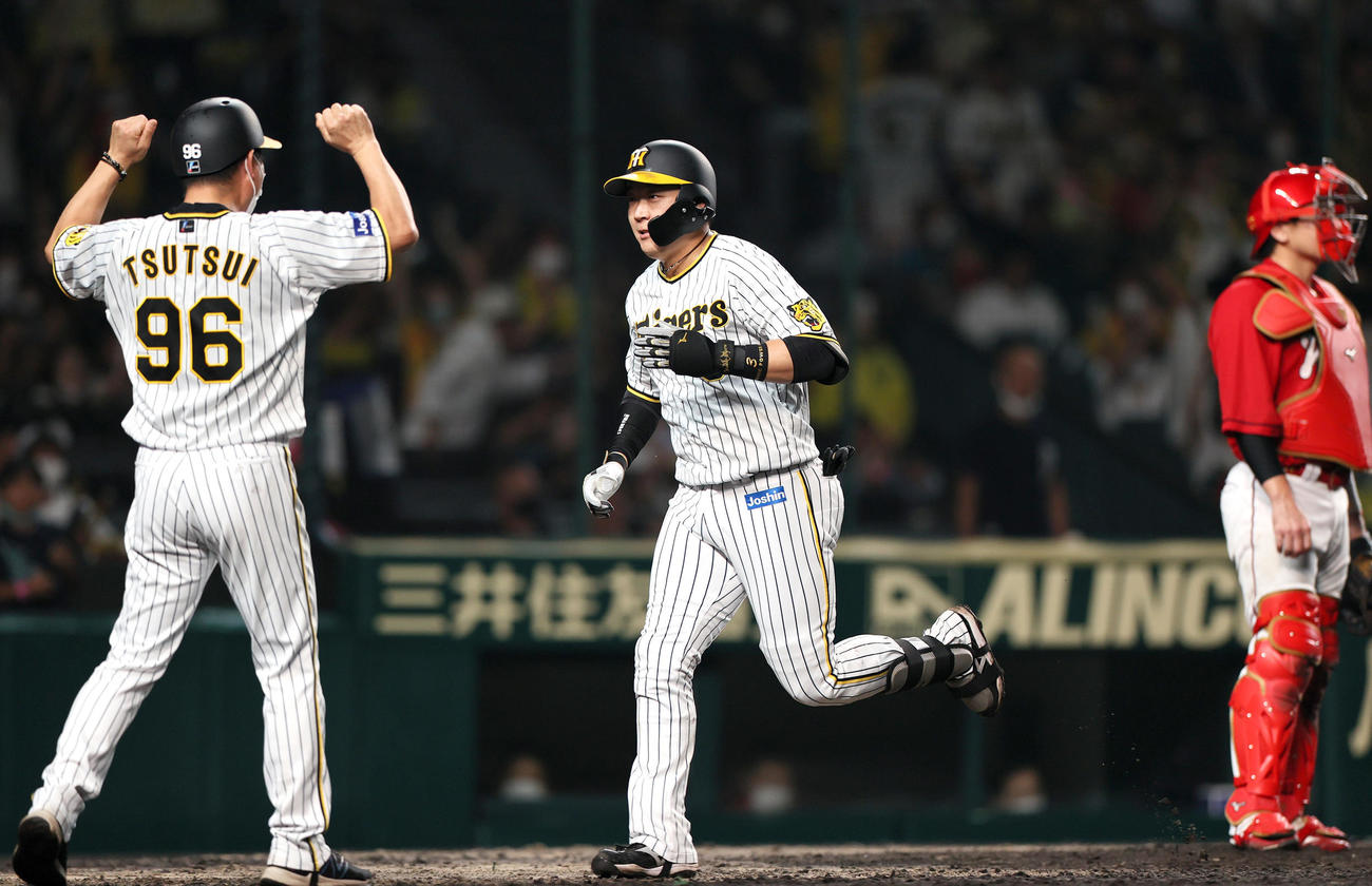 阪神対広島　8回裏阪神2死、大山（中央）は左越え本塁打を放ち生還する（撮影・上山淳一）