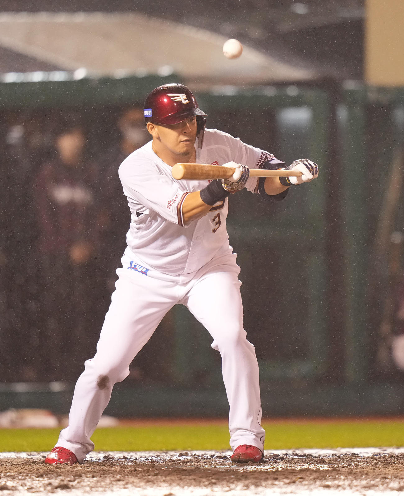 楽天対オリックス　9回裏楽天無死一、二塁、送りバントを試みるも失敗し、捕邪飛に倒れる浅村（撮影・鈴木みどり）