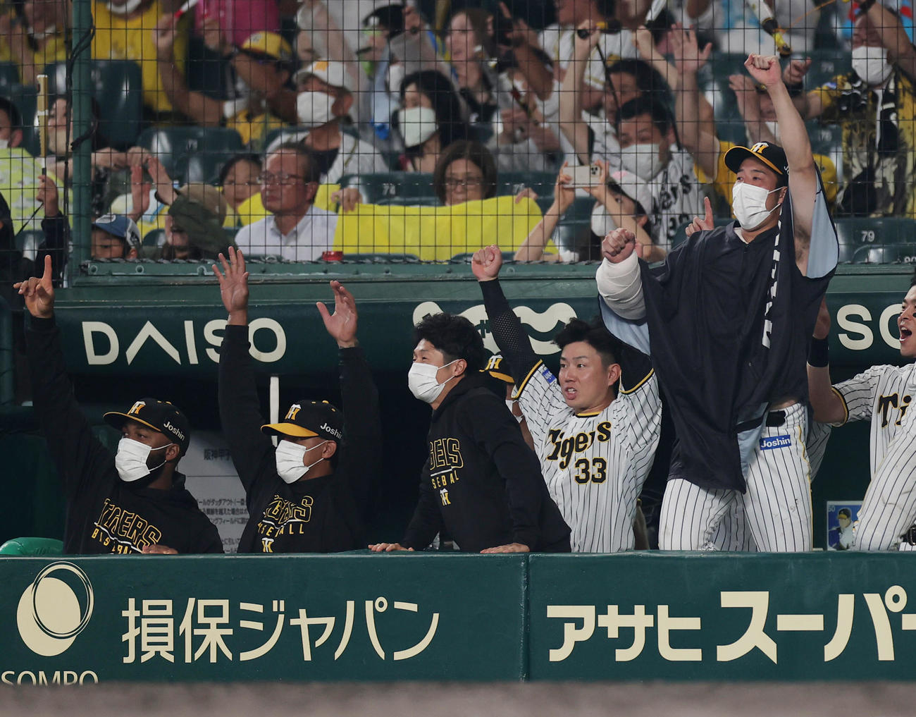 阪神対広島　8回裏阪神2死、大山が本塁打を放ち、ベンチでガッツポーズする青柳（右端）ら阪神ナイン（撮影・前田充）