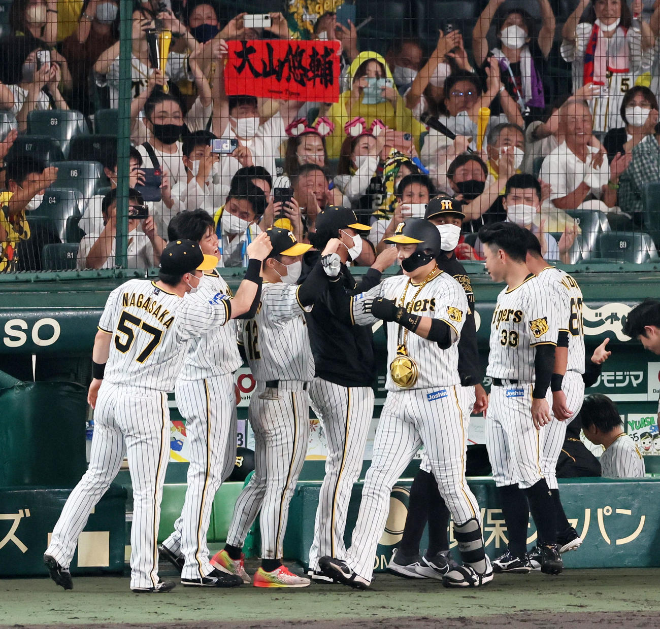 阪神対広島　8回裏阪神2死、左越えソロ本塁打を放った大山はベンチのナインとタッチする（撮影・加藤哉）