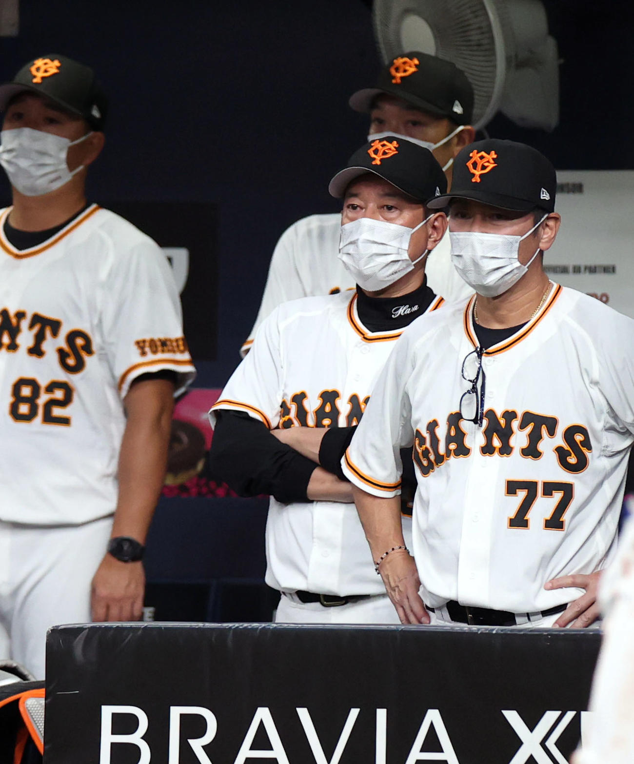 巨人対ヤクルト　11回裏、厳しい表情の原監督（中央）（撮影・狩俣裕三）