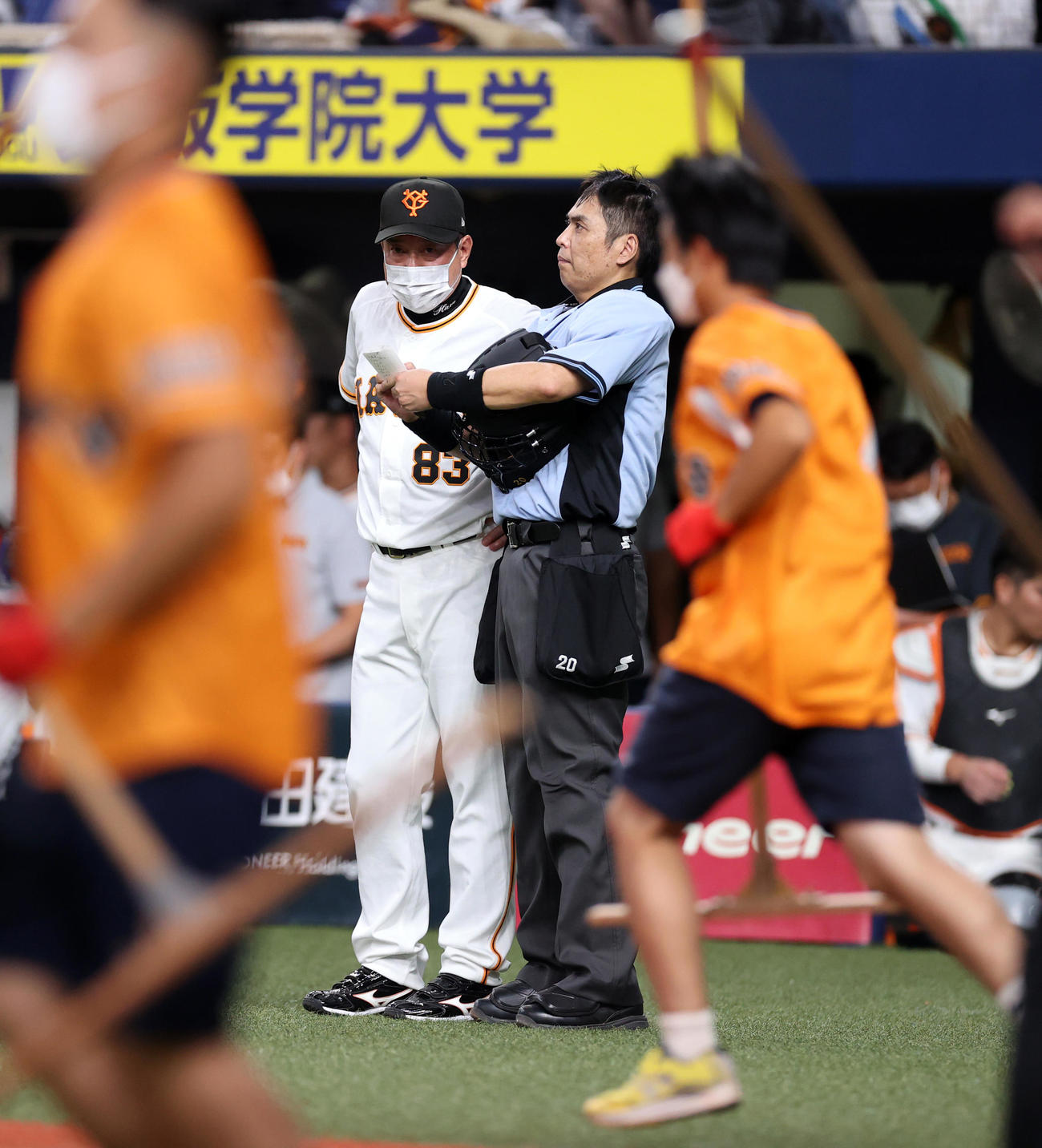 巨人対ヤクルト　7回裏を終え、選手の交代を白井球審に告げる原監督（撮影・狩俣裕三）