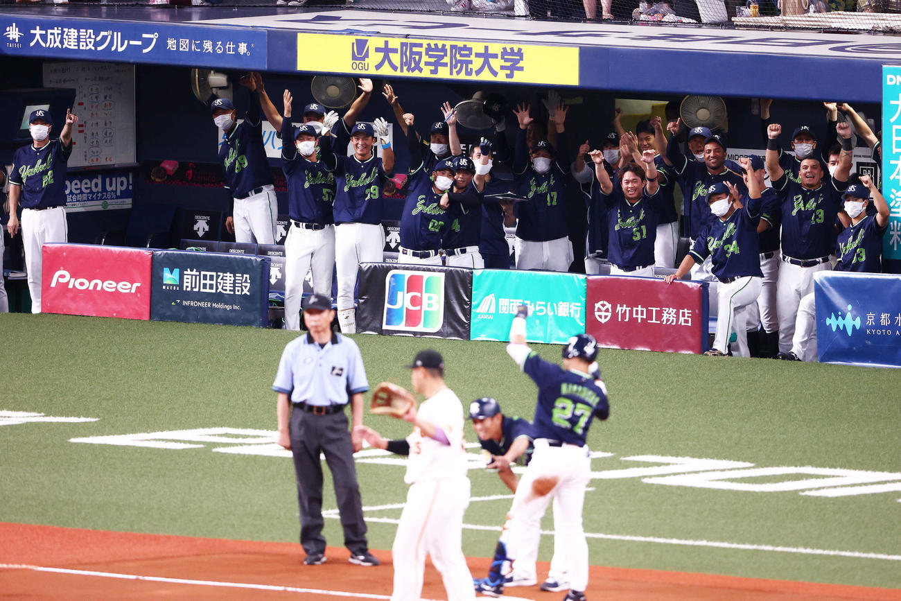 巨人対ヤクルト　11回表ヤクルト2死一、二塁、中村（手前右）が2点適時三塁打を放ち、盛り上がるベンチナイン。左は高津監督（撮影・河田真司）