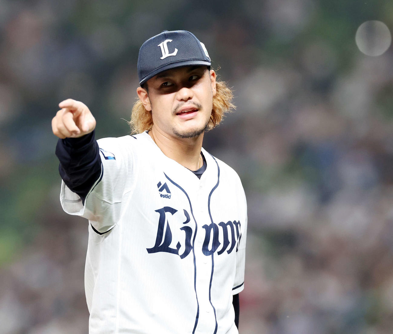 西武対日本ハム　1回表日本ハム1死一、二塁のピンチを併殺で脱し、野手を指さす高橋（撮影・浅見桂子）