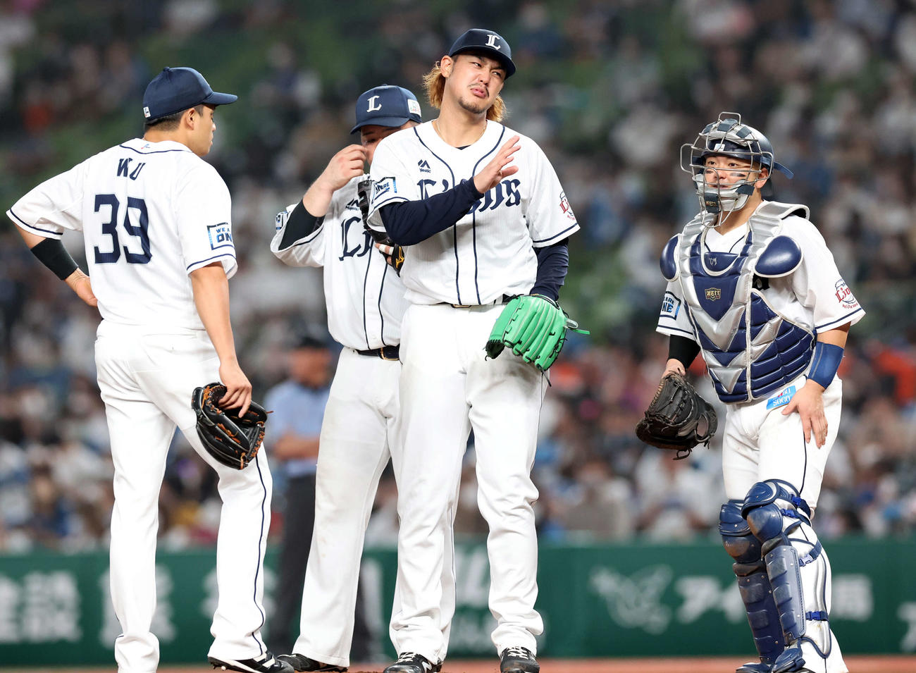 西武対日本ハム　7回表日本ハム1死、打者清宮の前で投手交代を告げられた高橋（中央）は、渋い表情で「まだ大丈夫」のアピールも、降板する（撮影・浅見桂子）
