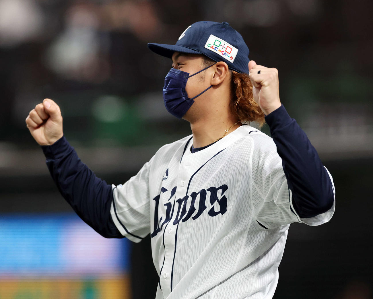 西武対日本ハム　9勝目を決めた西武高橋は笑顔でガッツポーズ（撮影・浅見桂子）