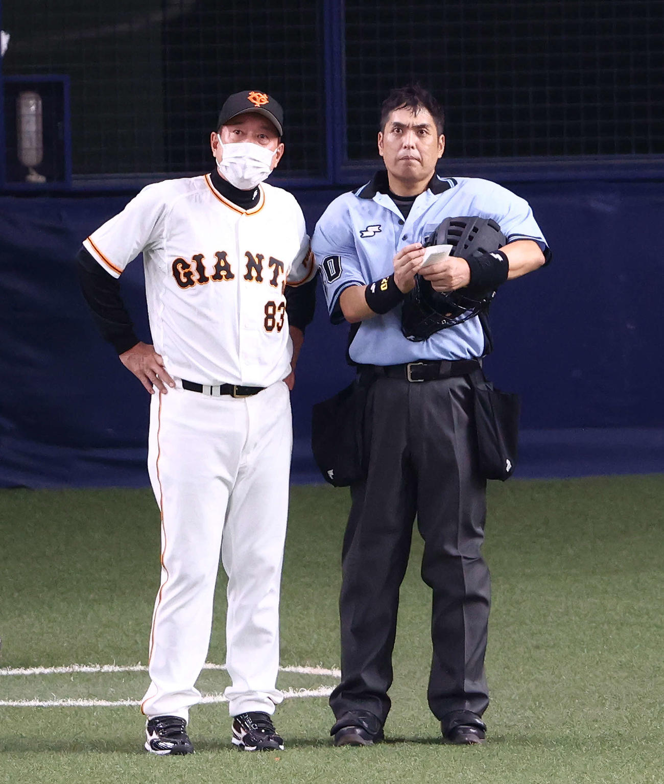 巨人対ヤクルト　7回裏を終え、選手交代を告げる原監督（左）。右は白井球審（撮影・河田真司）