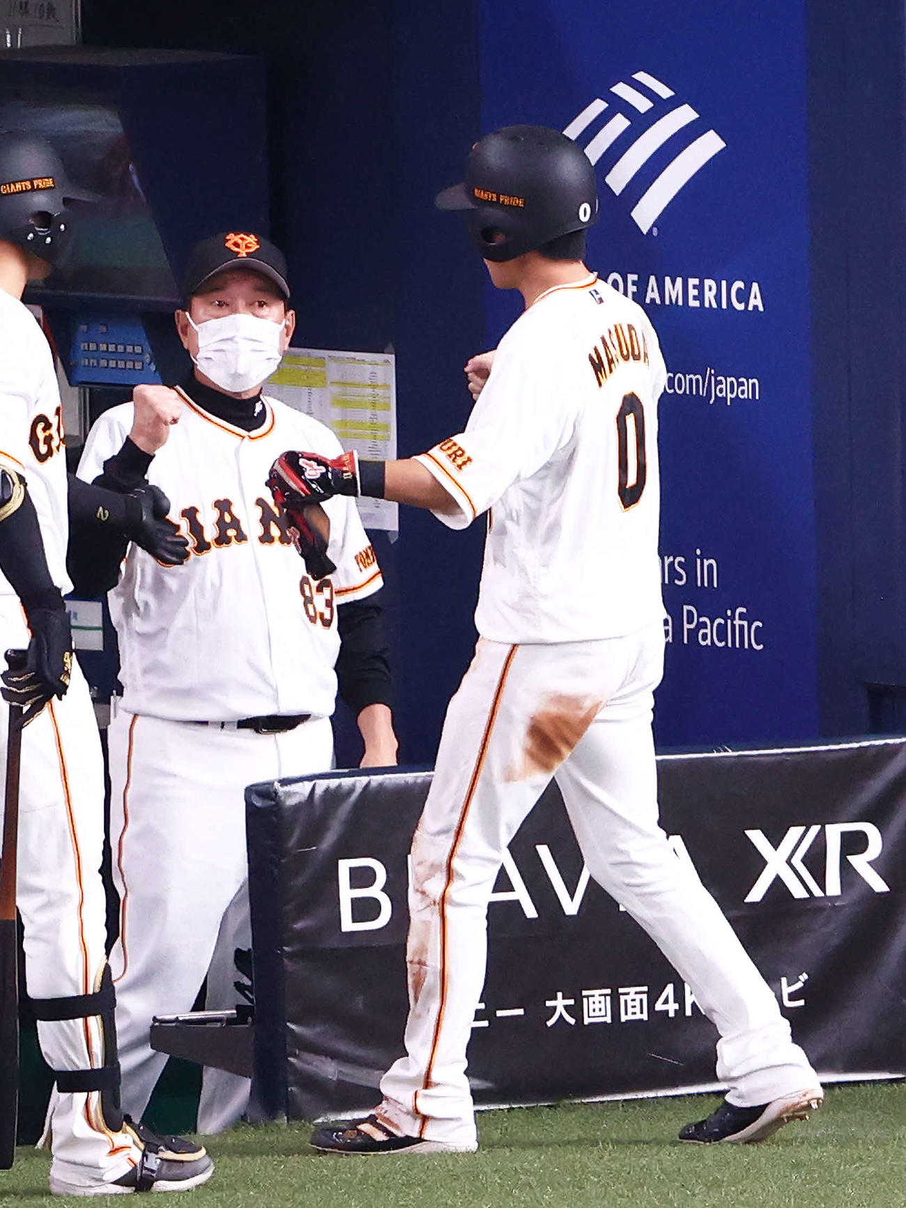 巨人対ヤクルト　7回裏巨人1死三塁、大城の遊ゴロで生還する増田大（右）を迎える原監督（撮影・河田真司）