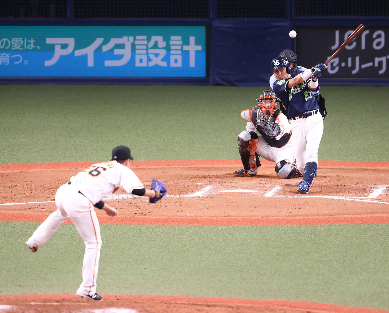 巨人対ヤクルト　11回表ヤクルト2死一、二塁、中越え2点適時三塁打を放つ中村。投手今村（撮影・河田真司）