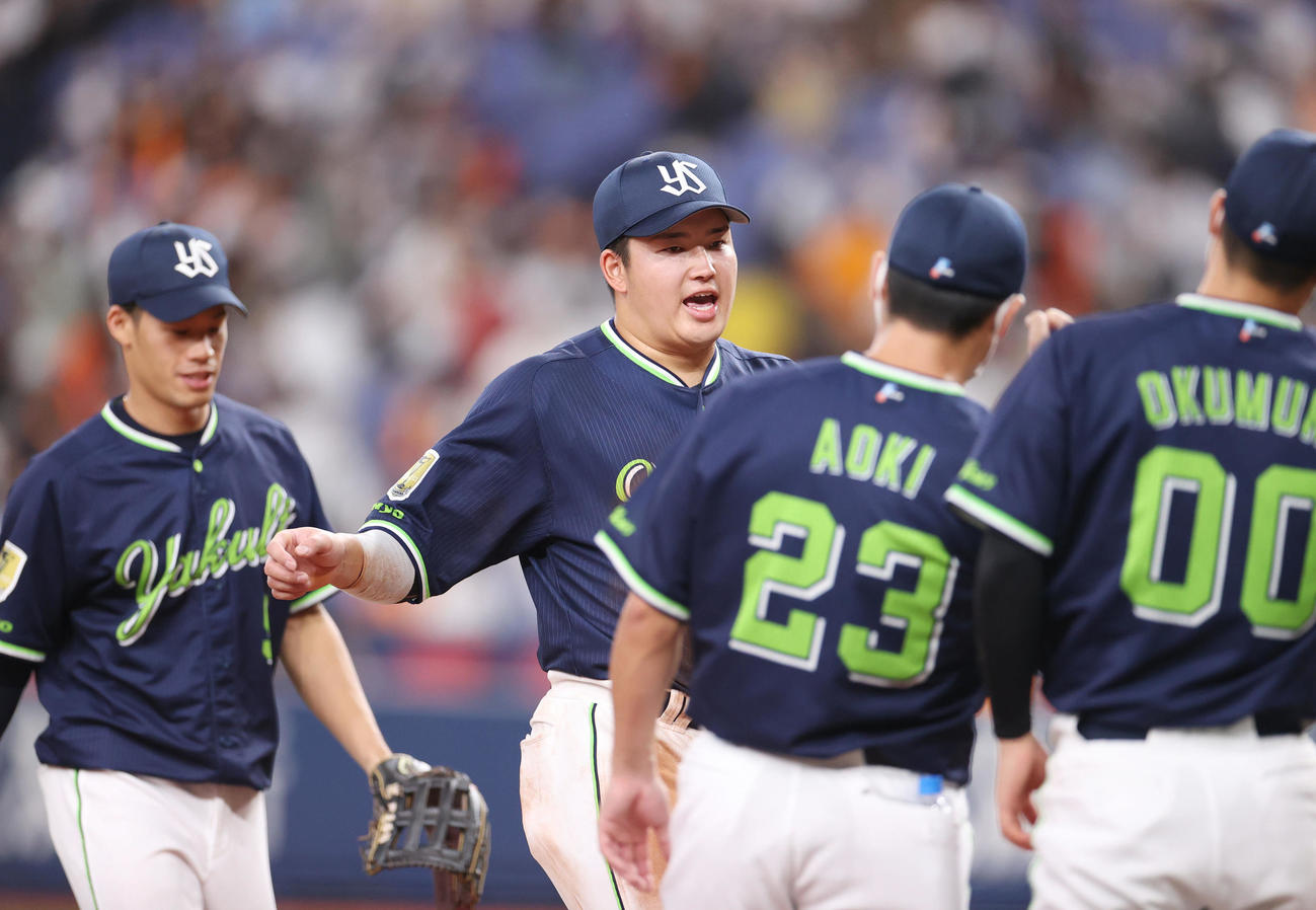 巨人対ヤクルト　試合後、喜びを分かち合う村上（中央）らヤクルトの選手たち（撮影・狩俣裕三）