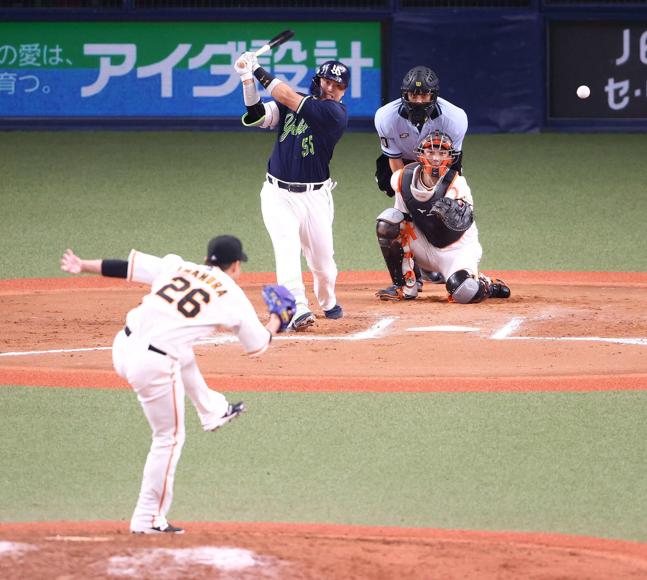 巨人対ヤクルト　11回表ヤクルト1死、遊内野安打を放つ村上。投手今村（撮影・河田真司）