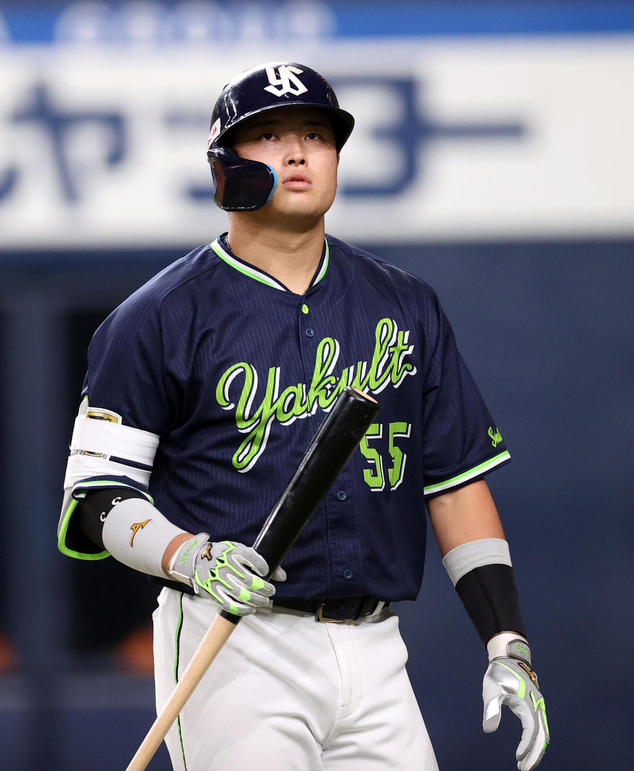 巨人対ヤクルト　1回表ヤクルト2死一塁、捕邪飛に倒れる村上（撮影・狩俣裕三）