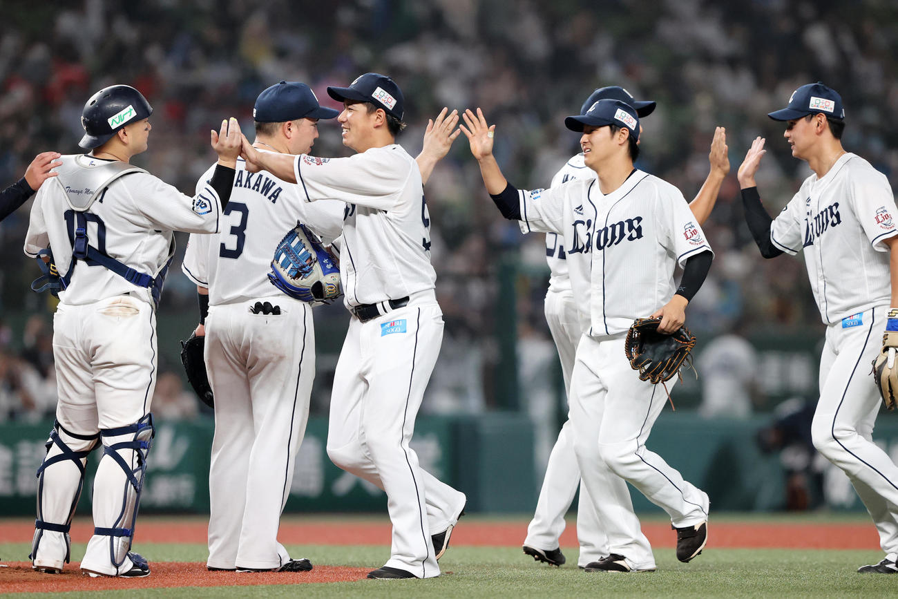 西武対日本ハム　勝利しマウンドに集まる西武の選手たち（撮影・鈴木正人）
