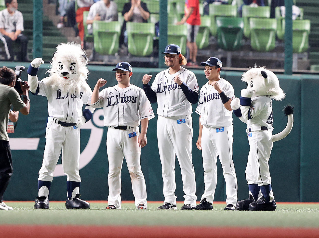 西武対日本ハム　勝利しガッツポーズする、左から西武森、高橋、呉（撮影・鈴木正人）