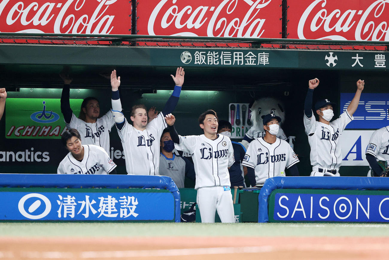 西武対日本ハム　4回裏西武1死、呉の右越えソロ本塁打を喜ぶ選手たち（撮影・鈴木正人）