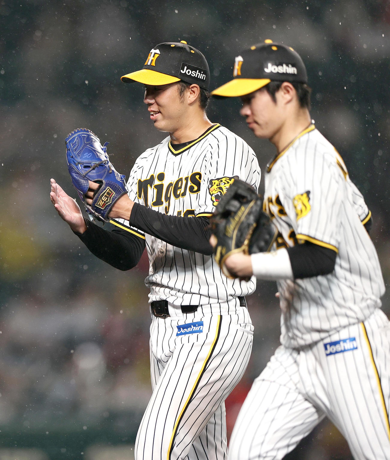 阪神対広島　7回を抑え笑顔でベンチへ引き揚げる阪神青柳。右は中野（撮影・上山淳一）