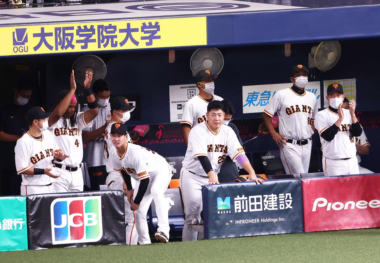 巨人対ヤクルト　2回裏巨人2死一、三塁、ポランコが適時打を放ち、ベンチから拍手する原監督（右）（撮影・河田真司）