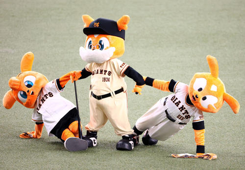 巨人対ヤクルト 試合開始前、扇を披露するジャビットファミリー(撮影・河田真司)