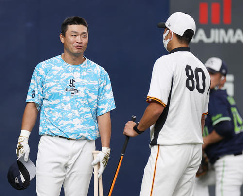 巨人対ヤクルト 試合前、阿部作戦兼ディフェンスチーフコーチ(右)と話をする青木(撮影・狩俣裕三)