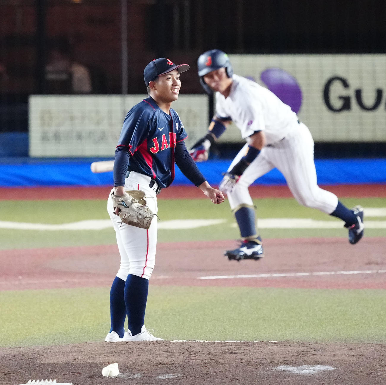 高校日本代表対大学日本代表　1回裏大学日本代表2死三塁、蛭間（後方）に先制適時打を浴びる香西（撮影・江口和貴）