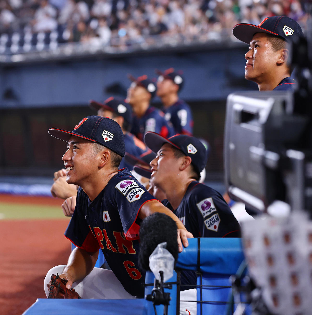 高校日本代表対大学日本代表　5回終了時に打ち上がる花火を笑顔で見つめる高校日本代表ナイン（撮影・垰建太）