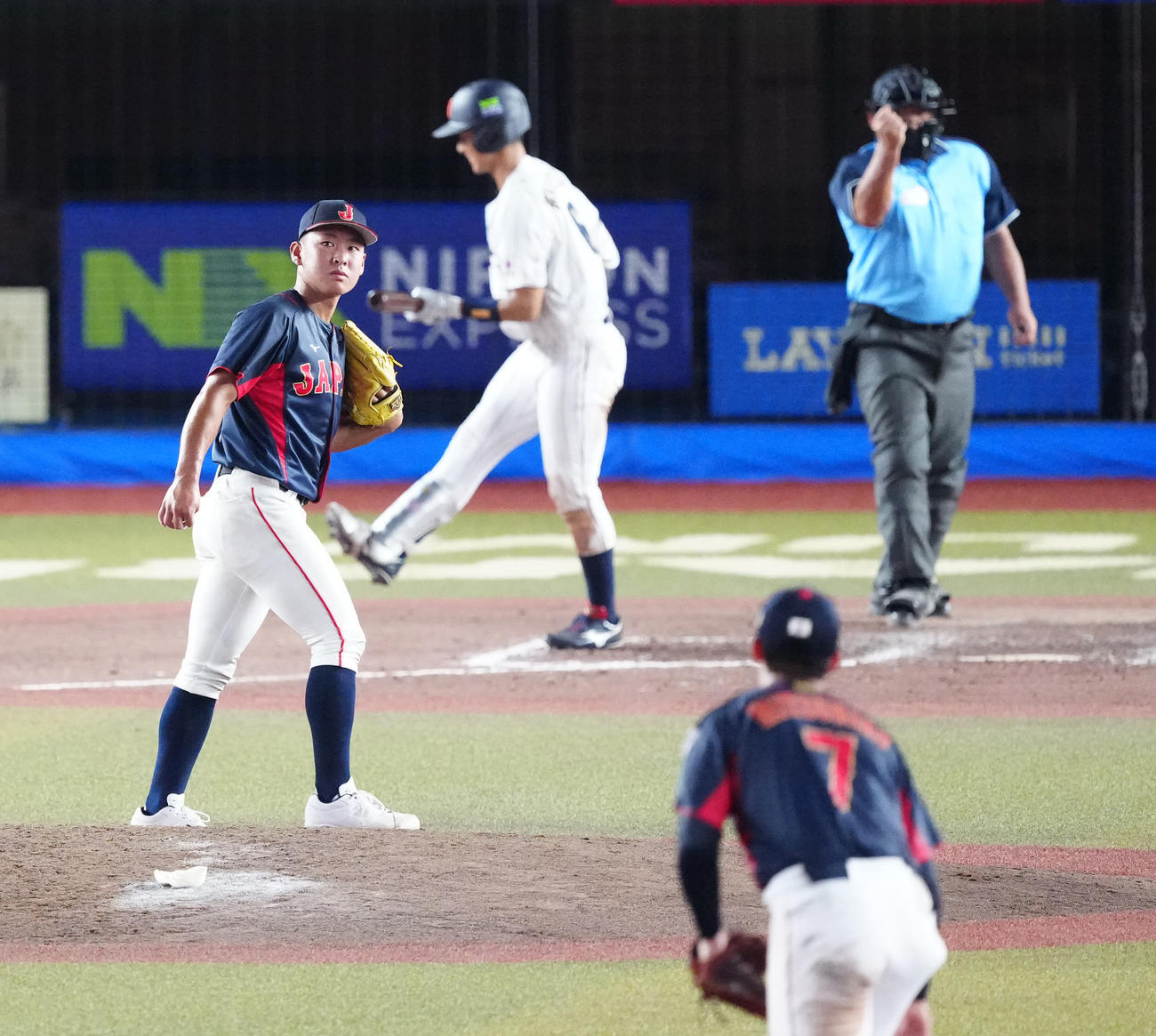 高校日本代表対大学日本代表　8回裏大学日本代表2死一塁、宗山（後方左）から空振り三振を奪った山田（撮影・江口和貴）