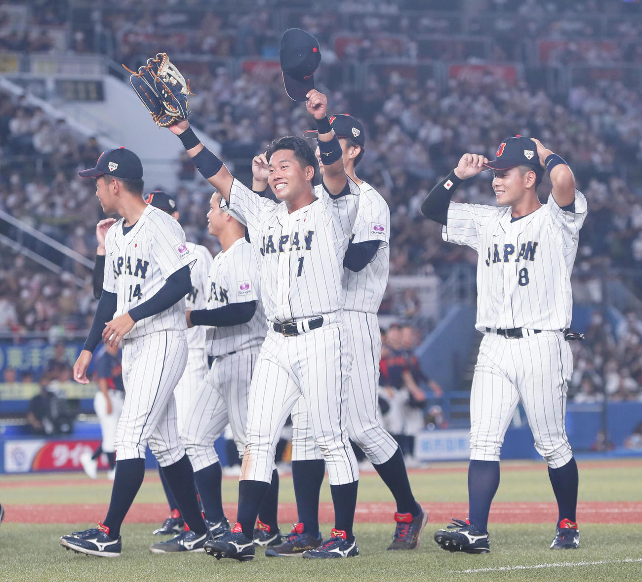 高校日本代表対大学日本代表　勝利しガッツポーズで喜ぶ大学日本代表・蛭間（中央）（撮影・足立雅史）