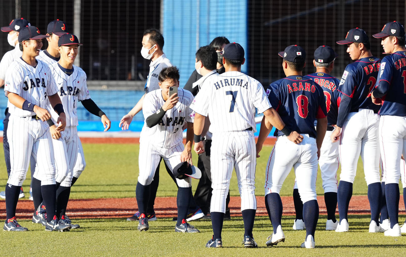 高校日本代表対大学日本代表　試合前、大学日本代表の蛭間（手前左）に声をかけられ、記念撮影に応じる高校日本代表の浅野（撮影・江口和貴）