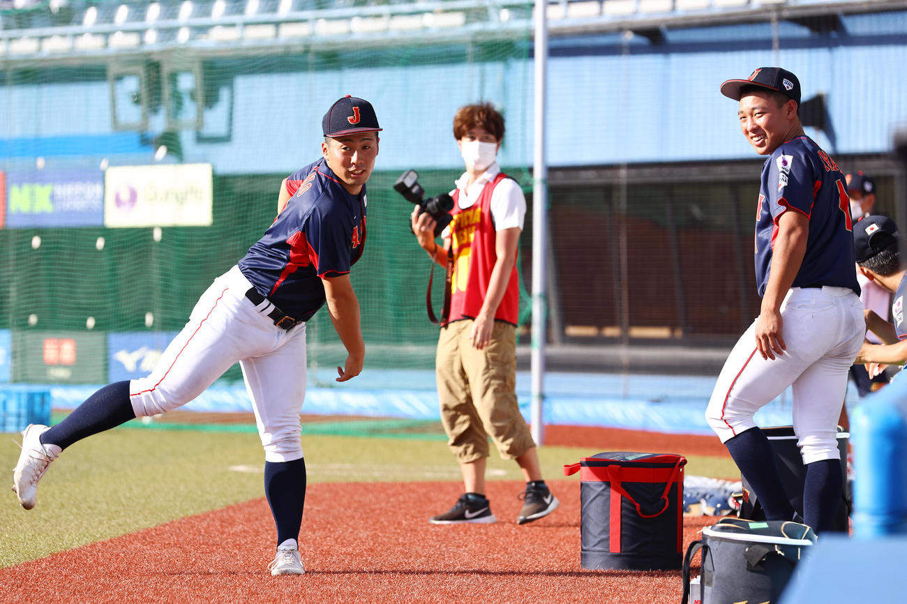 高校日本代表対大学日本代表　試合前、ユニホームを着て談笑する高校日本代表・浅野（左）と山田（撮影・垰建太）