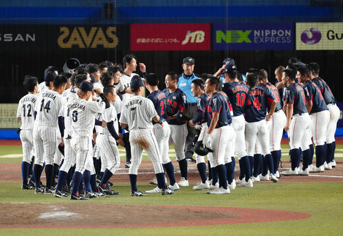 高校日本代表対大学日本代表　試合後、あいさつを交わす両チームの選手たち（撮影・江口和貴）