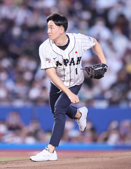 始球式を務めた斎藤氏（撮影・足立雅史）