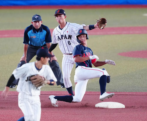 高校日本代表対大学日本代表　1回表高校日本代表1死一塁、二塁盗塁を決めた安田（右）（撮影・江口和貴）