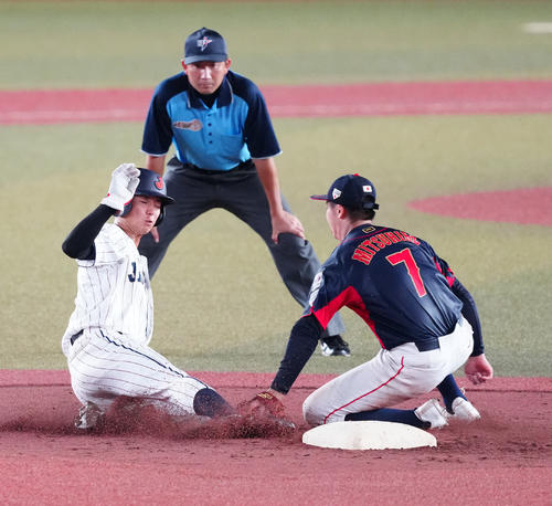 高校日本代表対大学日本代表　5回裏大学日本代表2死一塁、二塁盗塁を決める宗山（左）（撮影・江口和貴）