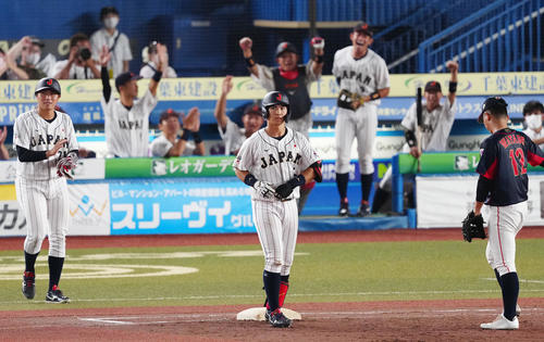 高校日本代表対大学日本代表　7回裏大学日本代表1死一、三塁、適時打を放つ広瀬（撮影・江口和貴）