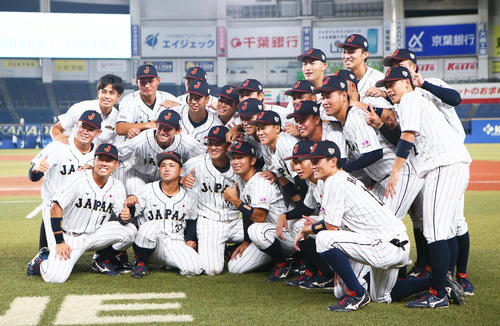 高校日本代表対大学日本代表　勝利し記念撮影に笑顔を見せる大学日本代表（撮影・足立雅史）