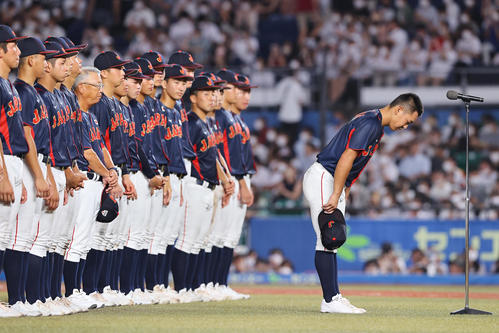 高校日本代表対大学日本代表　試合後。あいさつする高校日本代表・山田（右）（撮影・垰建太）