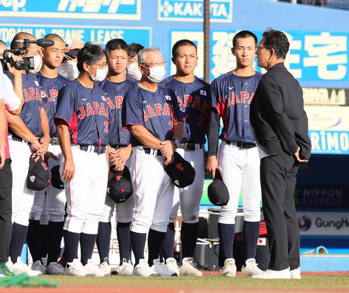 試合前、侍ジャパン栗山監督（右端）から激励を受けた高校日本代表の馬淵監督（右から4人目）ら（撮影・足立雅史）