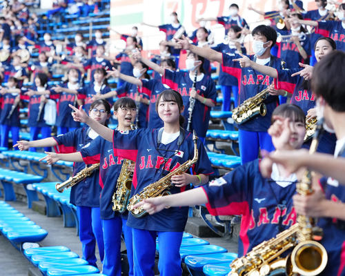 高校日本代表対大学日本代表　試合前、左翼席で練習する習志野高校吹奏楽部（撮影・江口和貴）