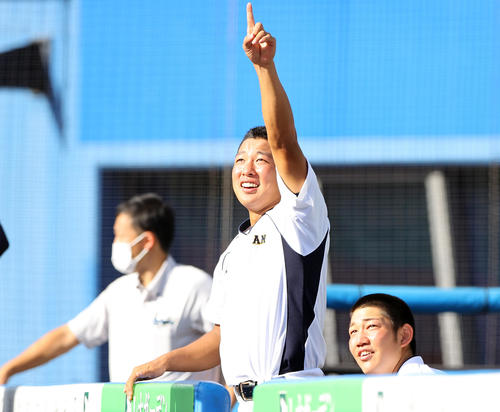 高校日本代表対大学日本代表　フリー打撃で高校日本代表・浅野の打球に驚く山田（中央）（撮影・垰建太）