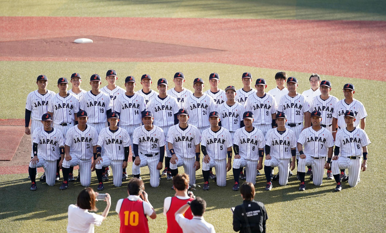 高校日本代表対大学日本代表　試合前、笑顔で写真に納まる大学日本代表の選手たち（撮影・横山健太）
