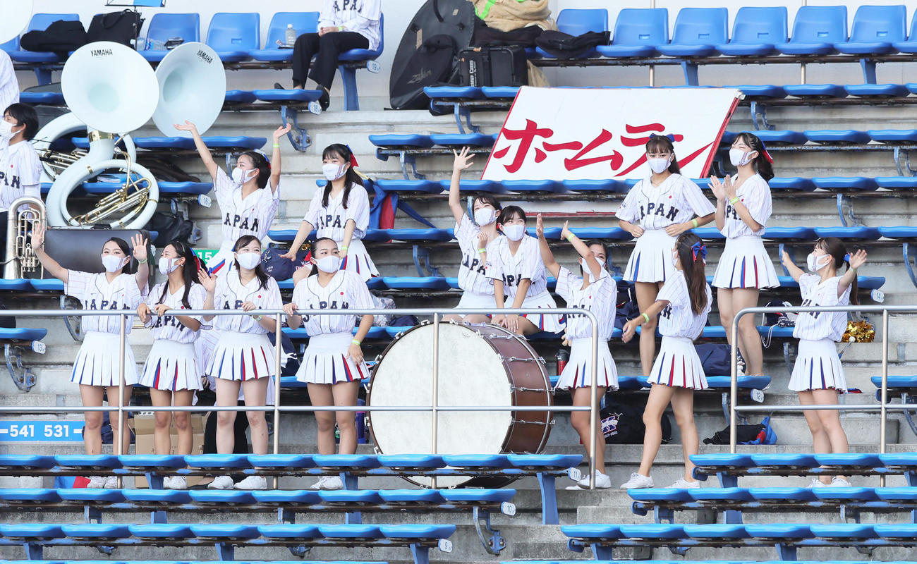 侍ジャパンのユニホーム姿で応援する大学日本代表側応援席のチア（撮影・足立雅史）
