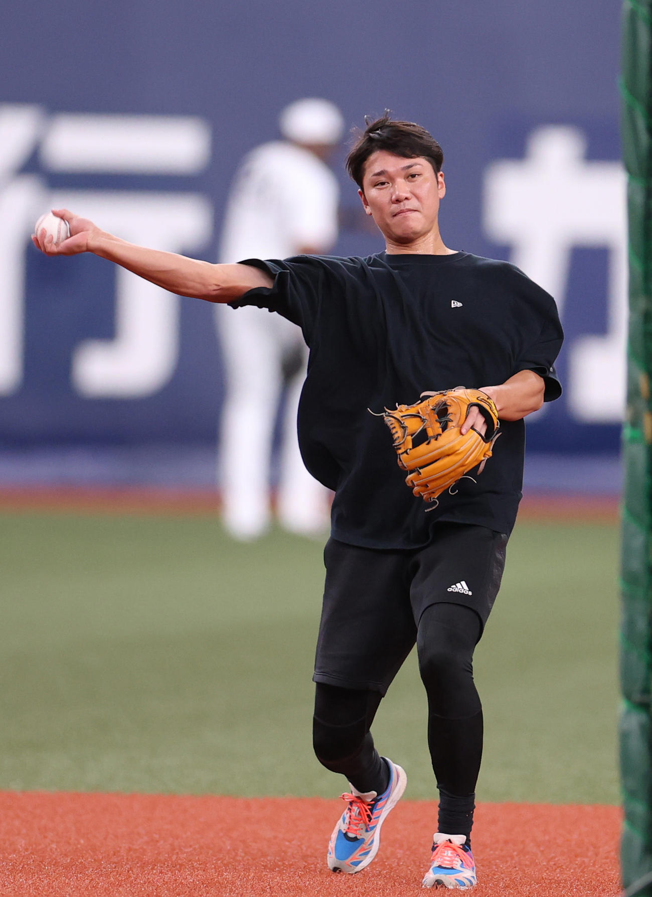 巨人対ヤクルト　試合前、守備練習をする坂本（撮影・狩俣裕三）