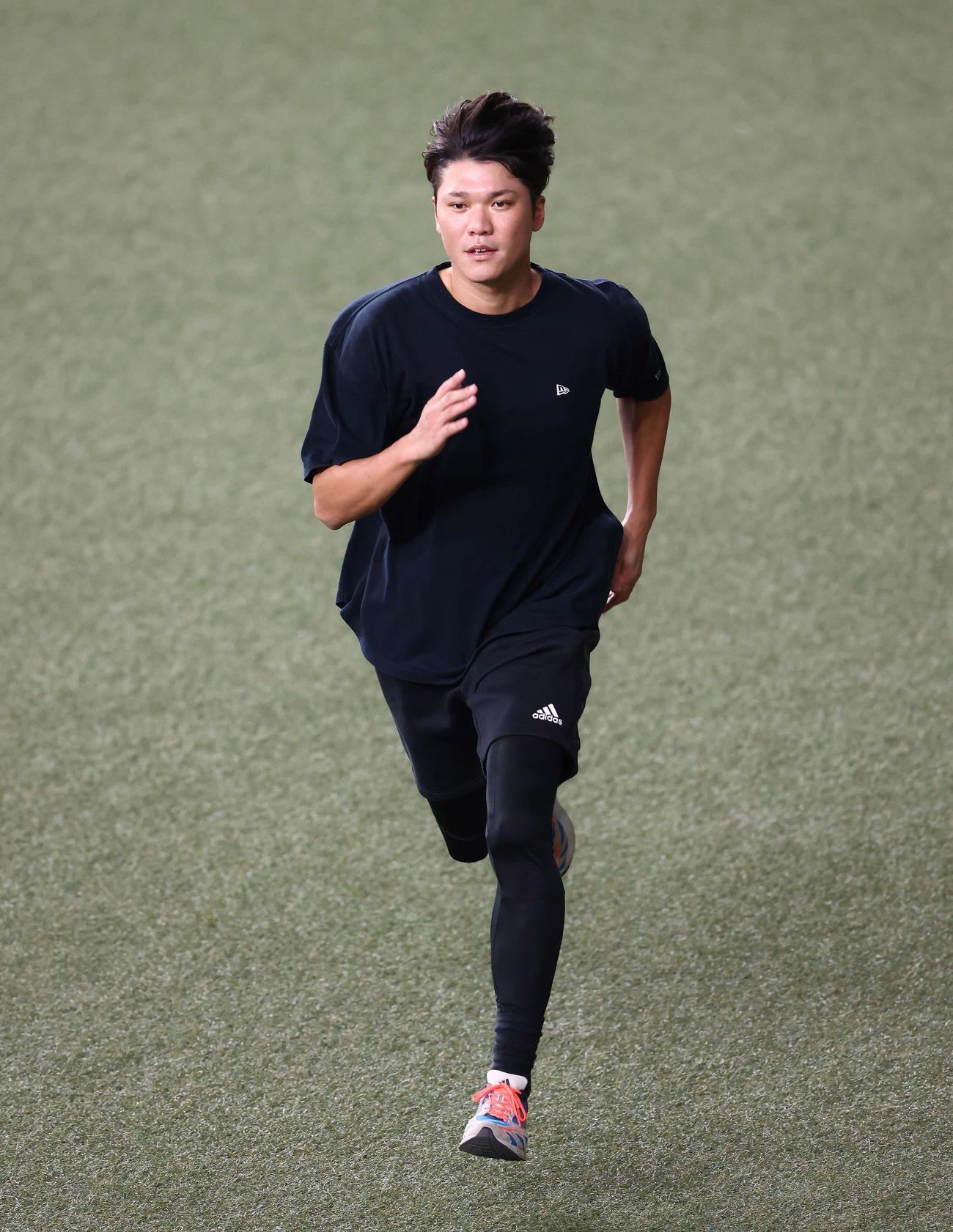巨人対ヤクルト　試合前、ダッシュする巨人坂本（撮影・河田真司）
