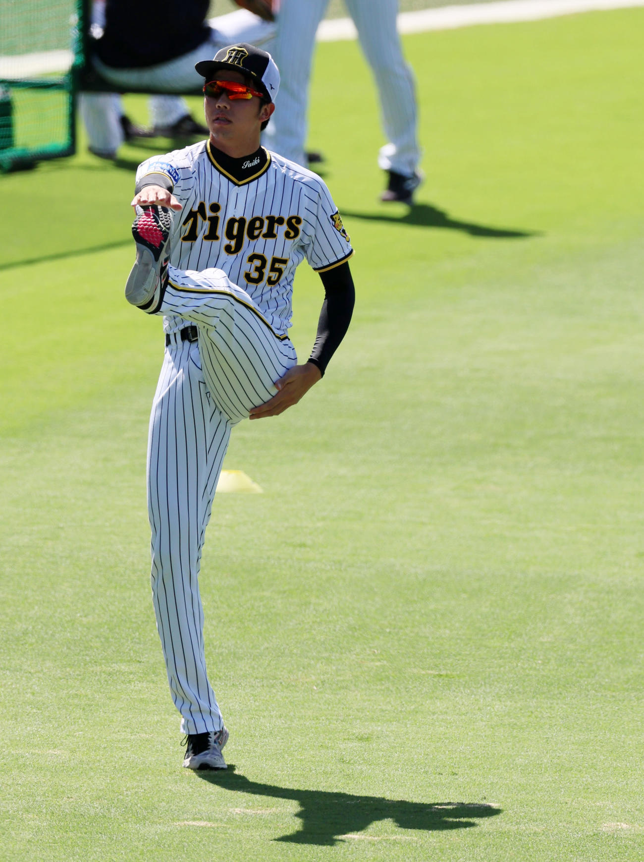ウオーミングアップを行う阪神才木浩人（撮影・加藤哉）