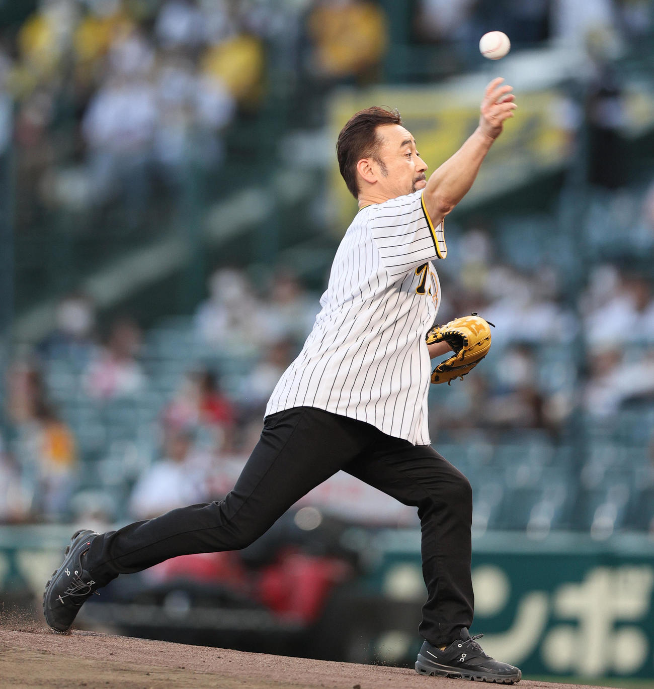 阪神対広島　ファーストピッチで投球する声優の高木渉（撮影・上山淳一）