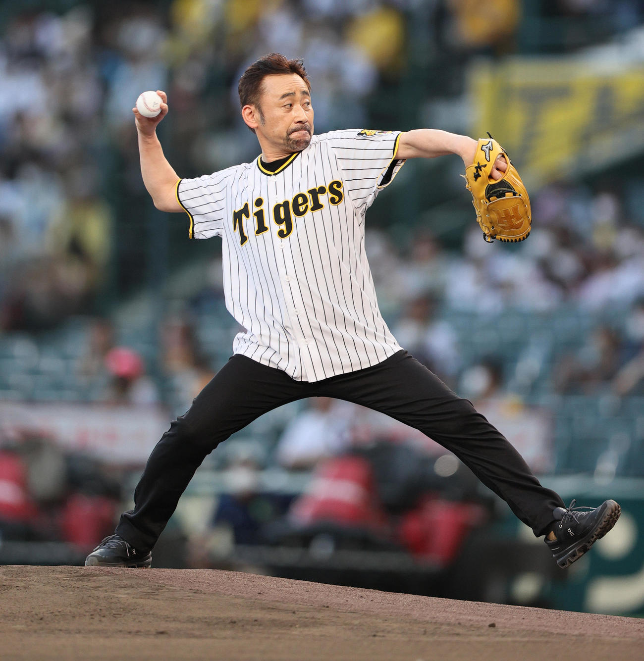 阪神対広島　ファーストピッチで投球する声優の高木渉（撮影・上山淳一）